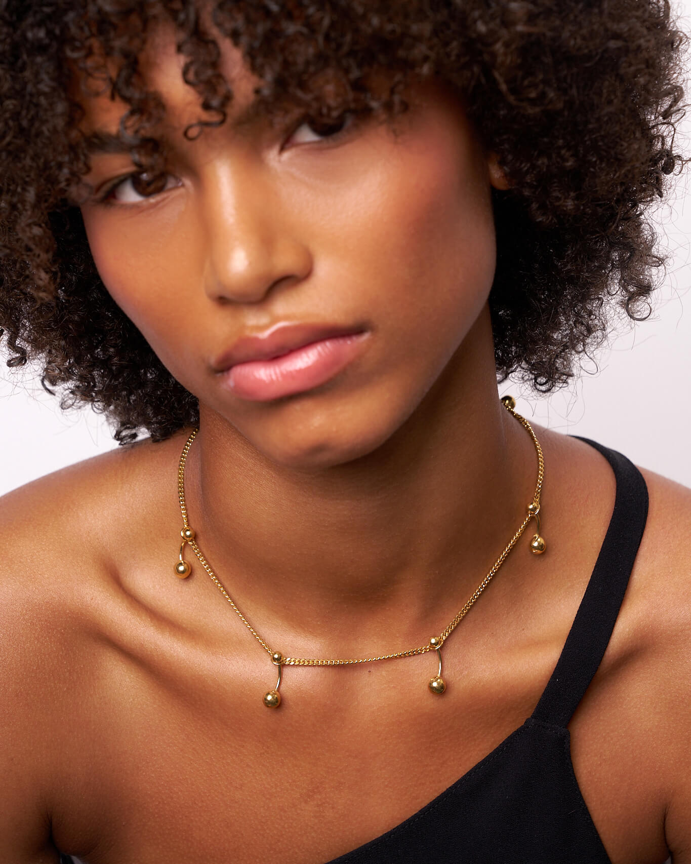 Model wearing the BarBell Charm Chain in gold vermeil