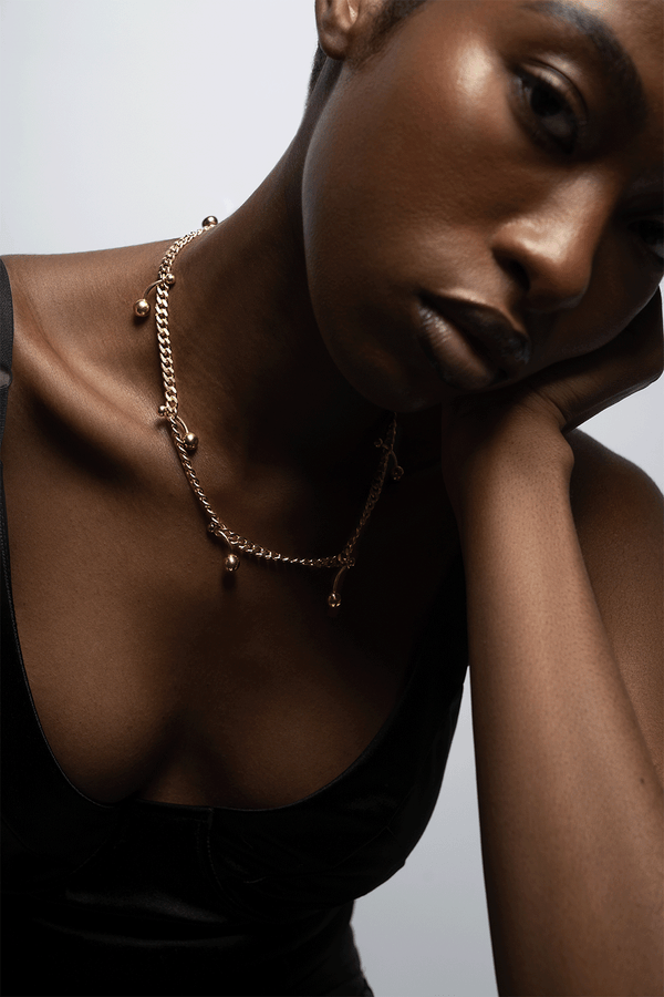 Model wearing the BarBell Chain Necklace in gold vermeil|all